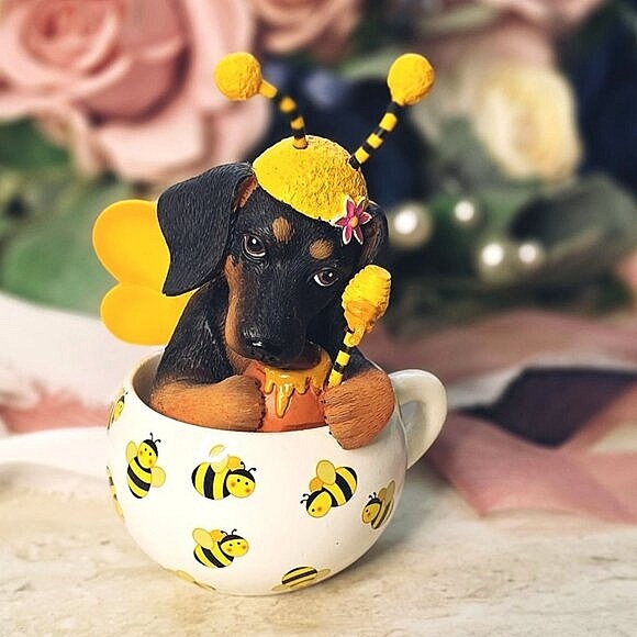 Hamilton Collection Cups Of Affection Dachshund Bee Figurine - Picture 1 of 10